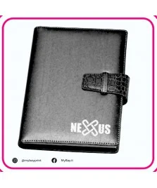 Agenda Susy 15x21 bicolore in similpelle con astuccio incluso. Personalizzazione serigrafica a 1 colore. Minimo 10 pezzi.