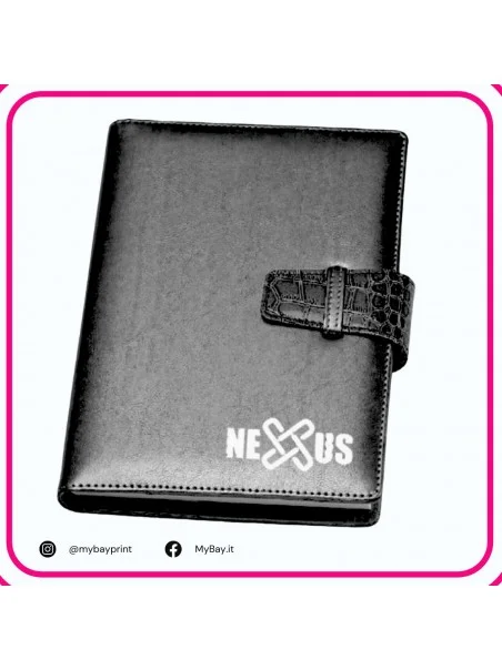 Agenda Susy 15x21 bicolore in similpelle con astuccio incluso. Personalizzazione serigrafica a 1 colore. Minimo 10 pezzi.